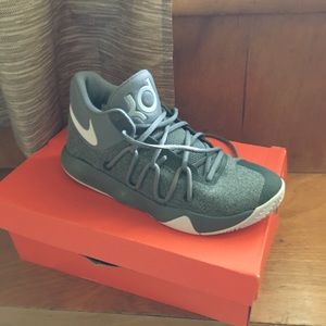 91/2 Kevin Durant men’s basketball sneakers